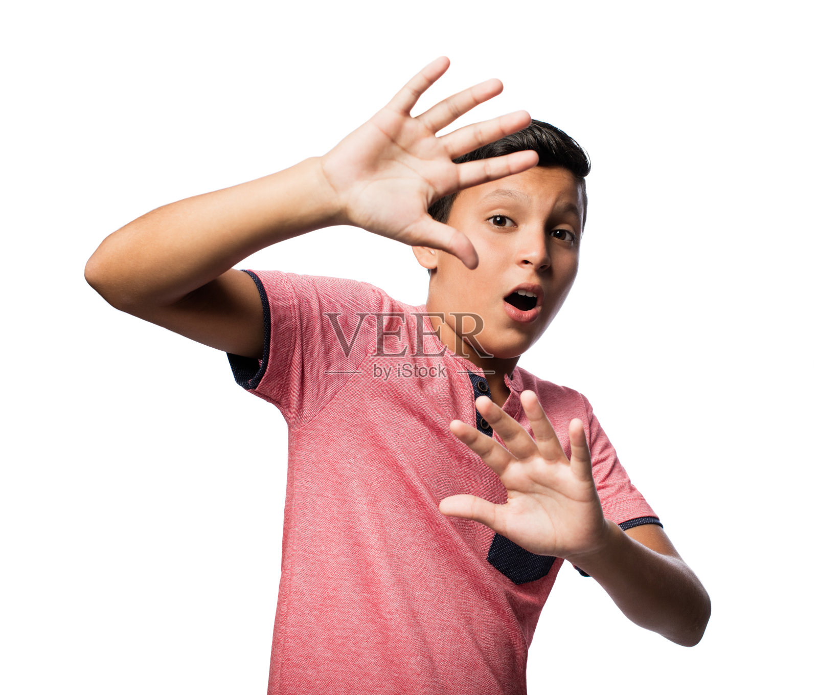 吓得十几岁的男孩把手举到前面照片摄影图片