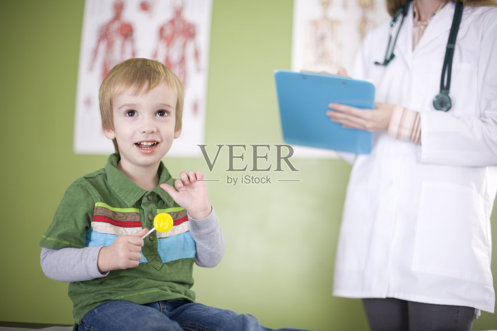 幼儿在医生照片摄影图片