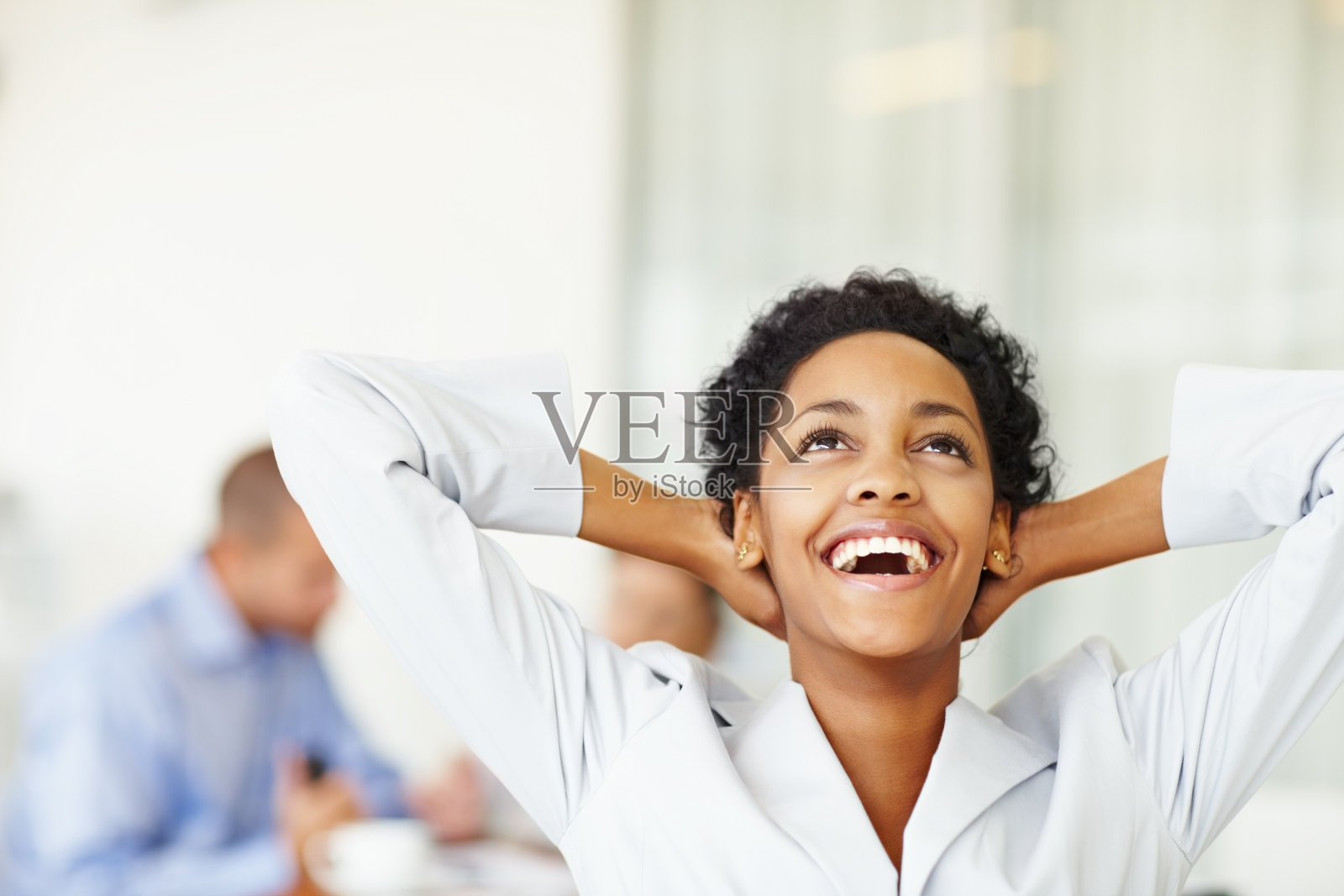 笑着的女商人，同事们在后面照片摄影图片