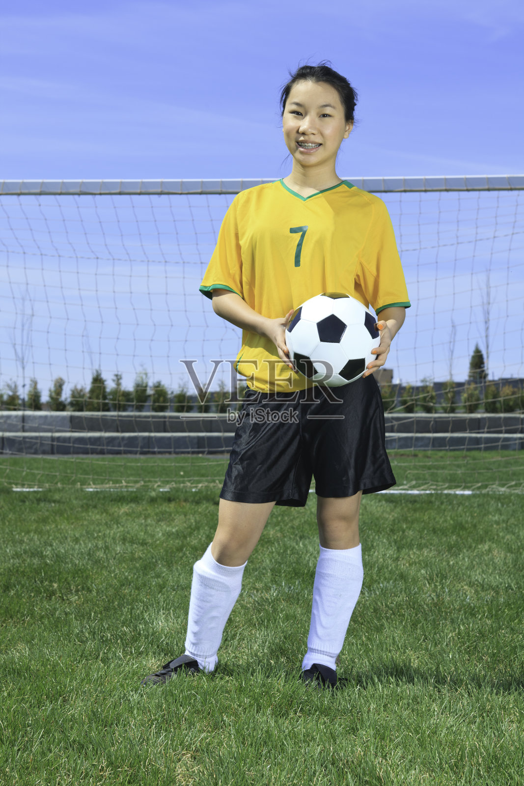 年轻女孩足球-肖像照片摄影图片