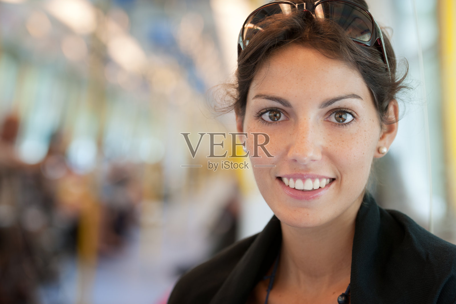 坐地铁的女人照片摄影图片