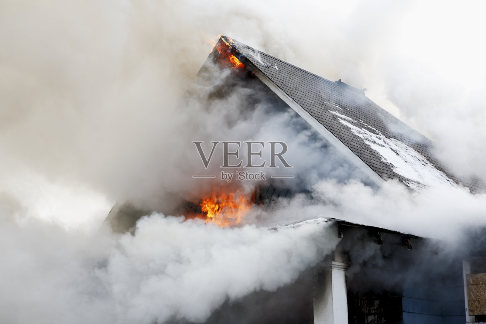 你的房子热得冒烟。照片摄影图片