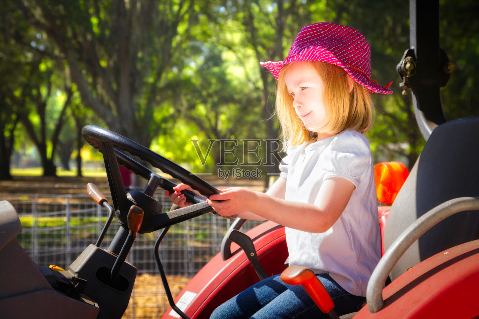 驾驶拖拉机的年轻女孩照片摄影图片