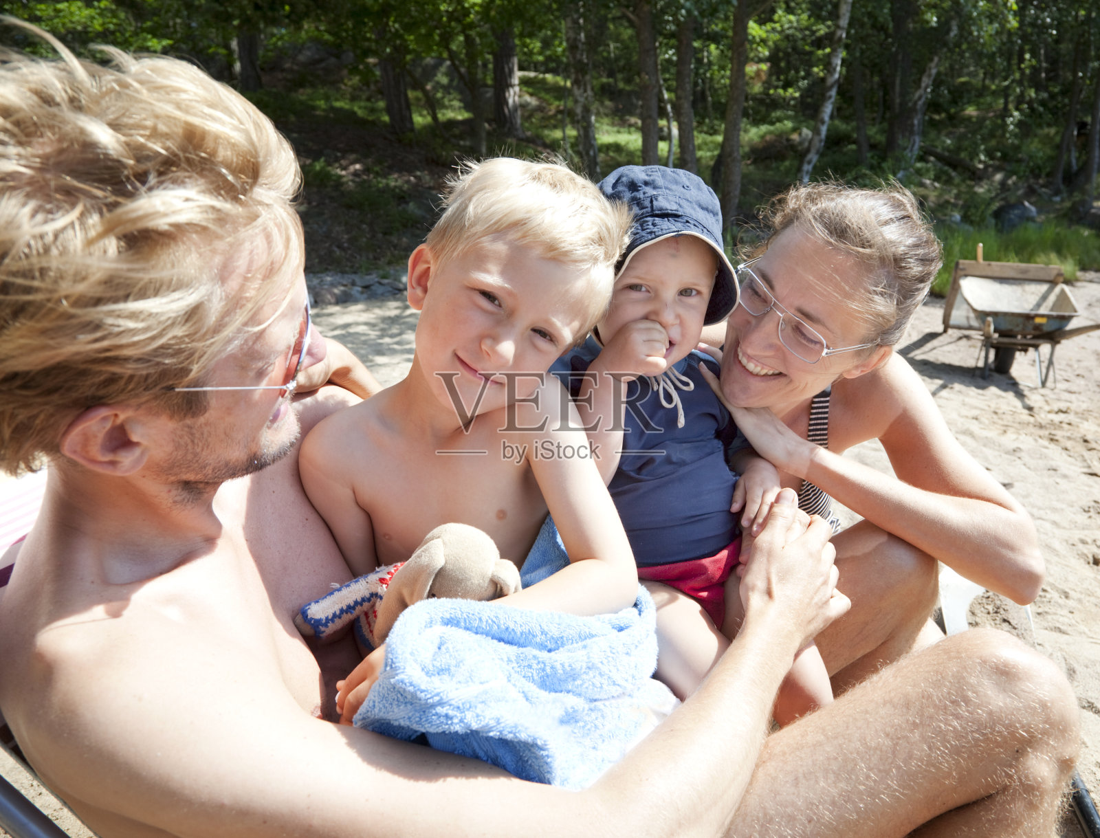海滩上的幸福家庭。照片摄影图片