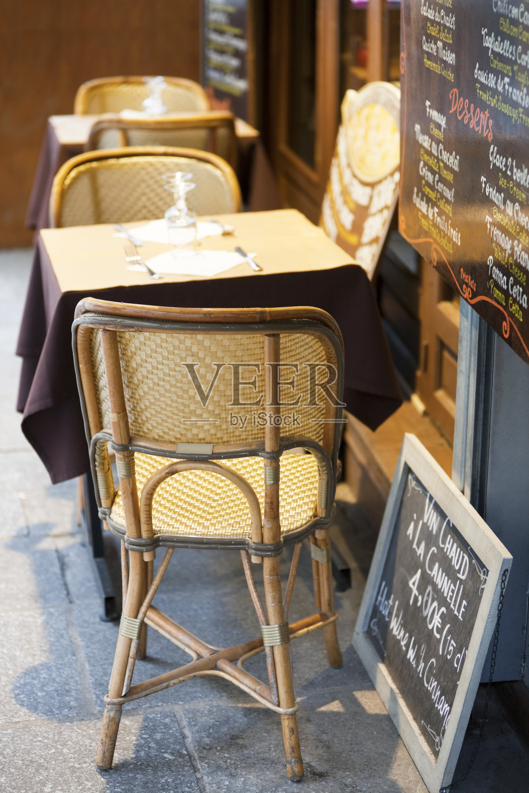 法国巴黎街头餐厅的桌椅，垂直摆放照片摄影图片