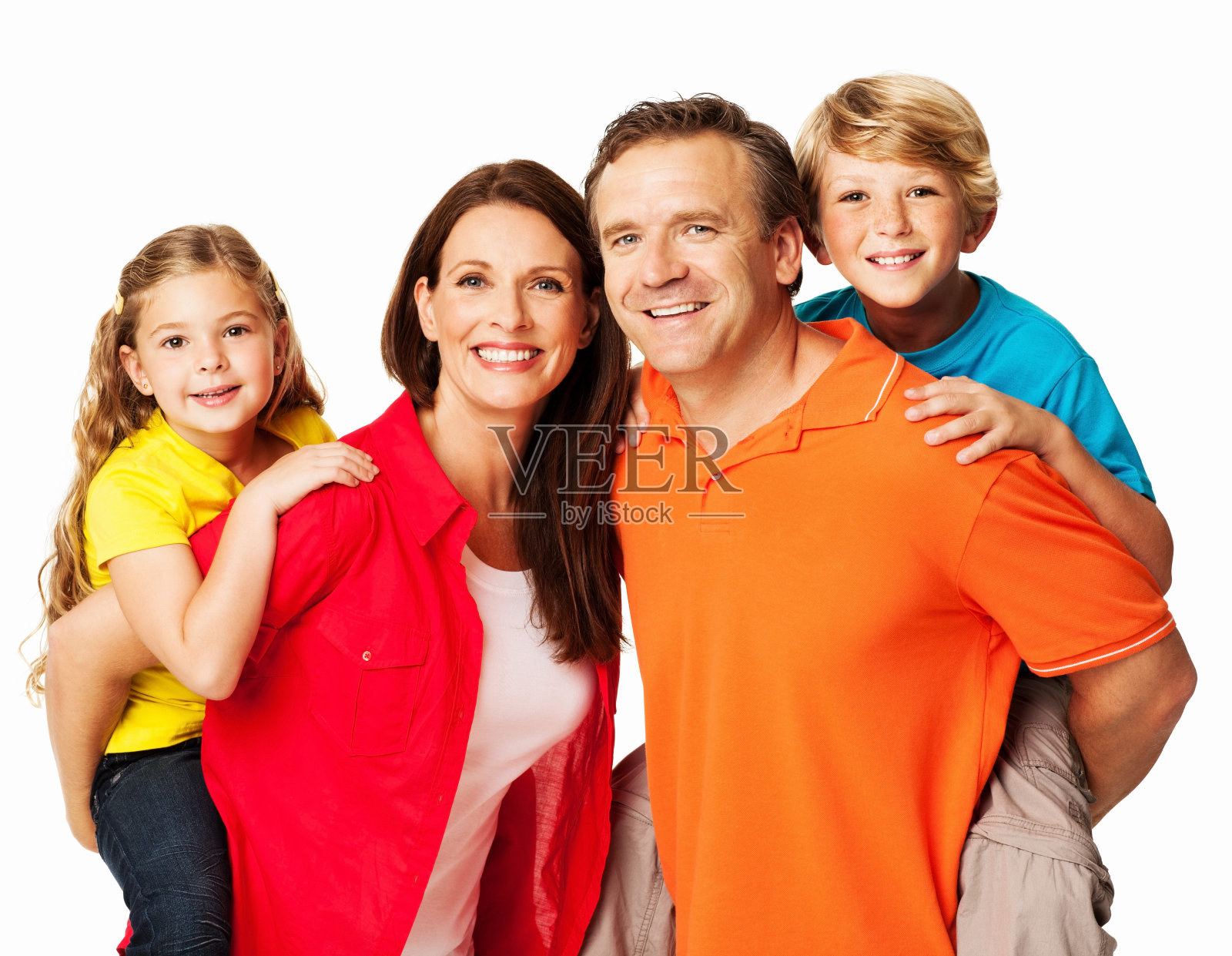 父母给他们的孩子背靠背-孤立照片摄影图片