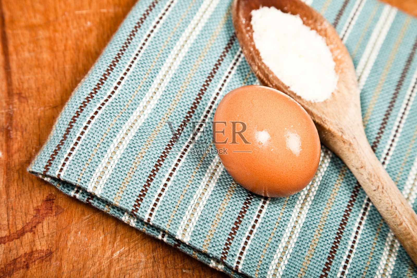 满满一勺帕尔马干酪和餐巾上的鸡蛋照片摄影图片