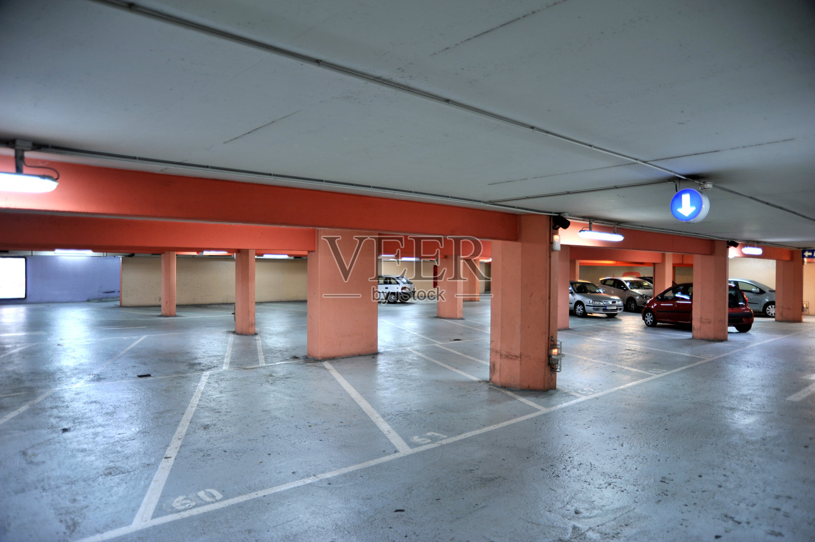 明亮的地下多层停车场照片摄影图片