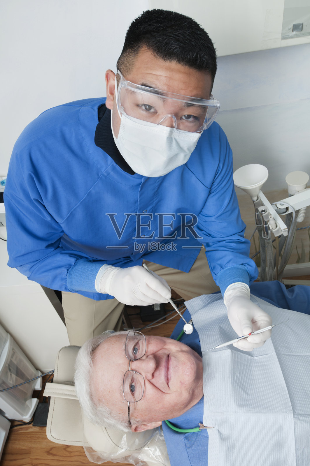 牙科预约-牙医和病人照片摄影图片