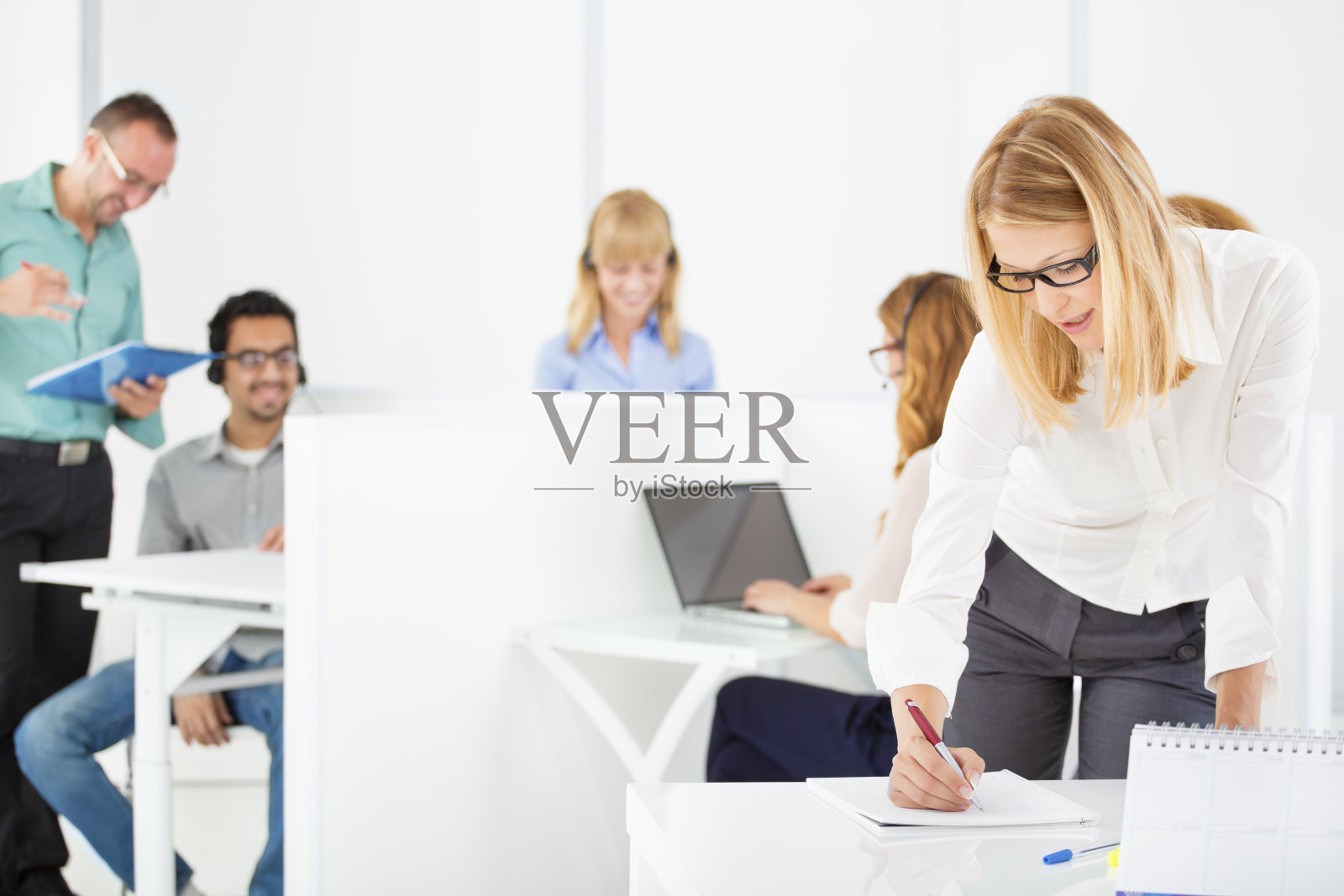 呼叫中心的女经理照片摄影图片