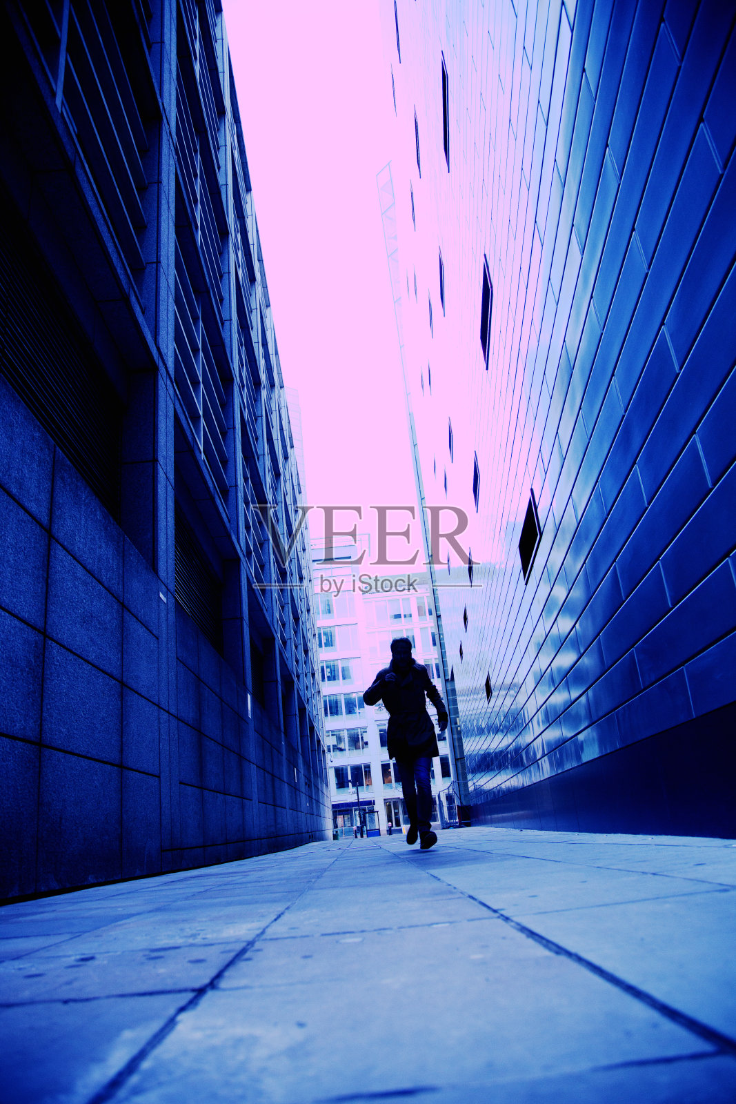 神秘的跑步者照片摄影图片