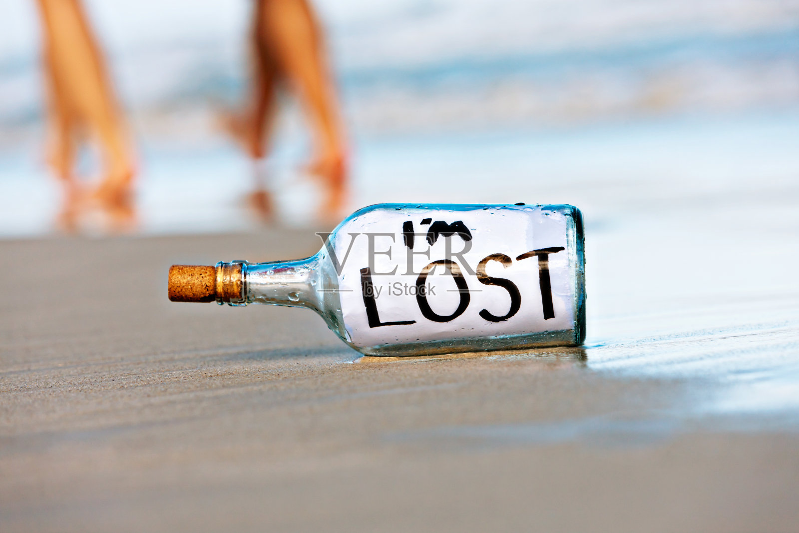 路过的人忽略了瓶子里写着的这句话照片摄影图片