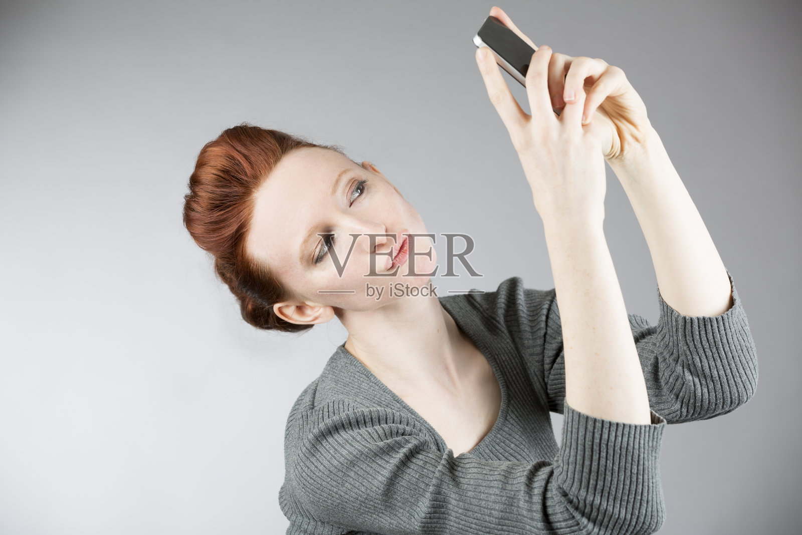 年轻女子自拍在智能发光照片摄影图片