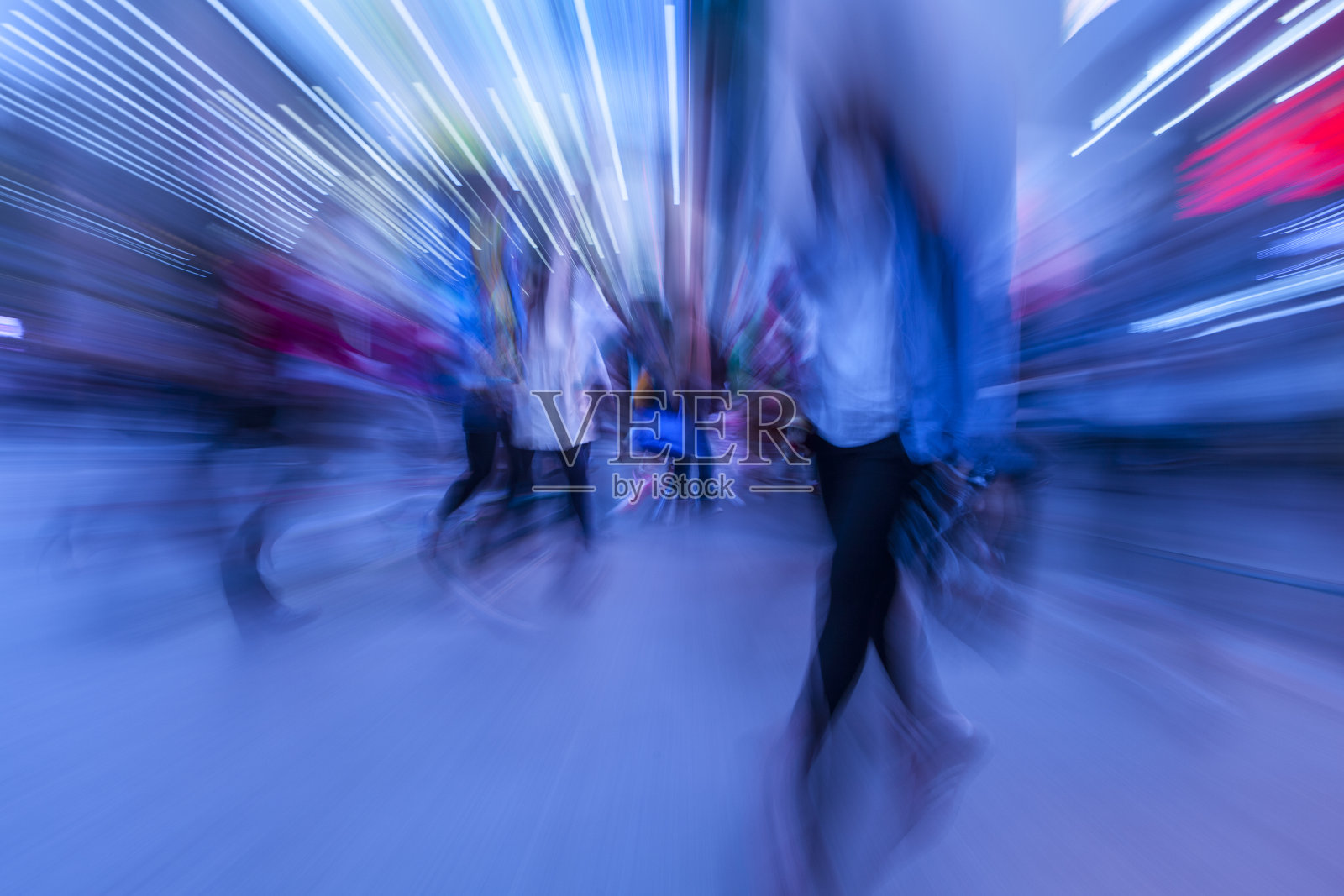 晚上闹市区挤满了人照片摄影图片