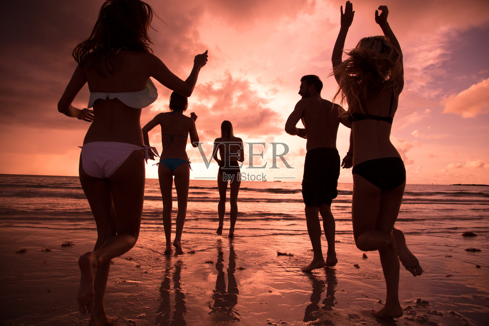 多民族的朋友在海滩上玩得开心照片摄影图片