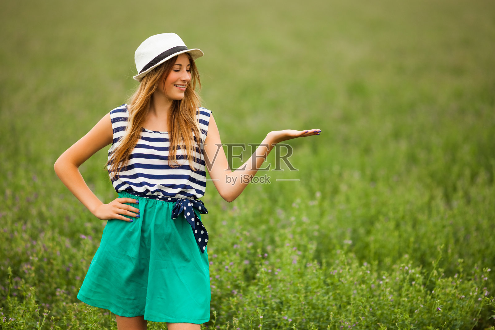 麦田里的快乐女孩照片摄影图片