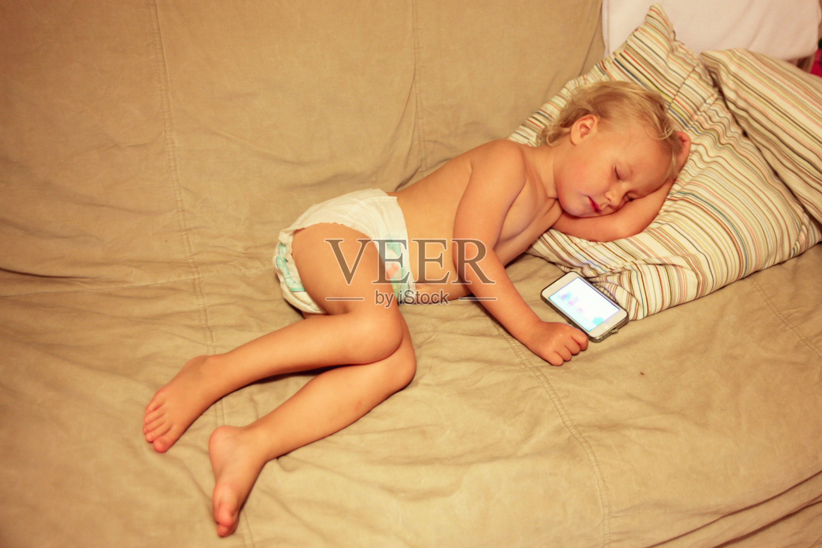 累了的宝宝睡在沙发上照片摄影图片