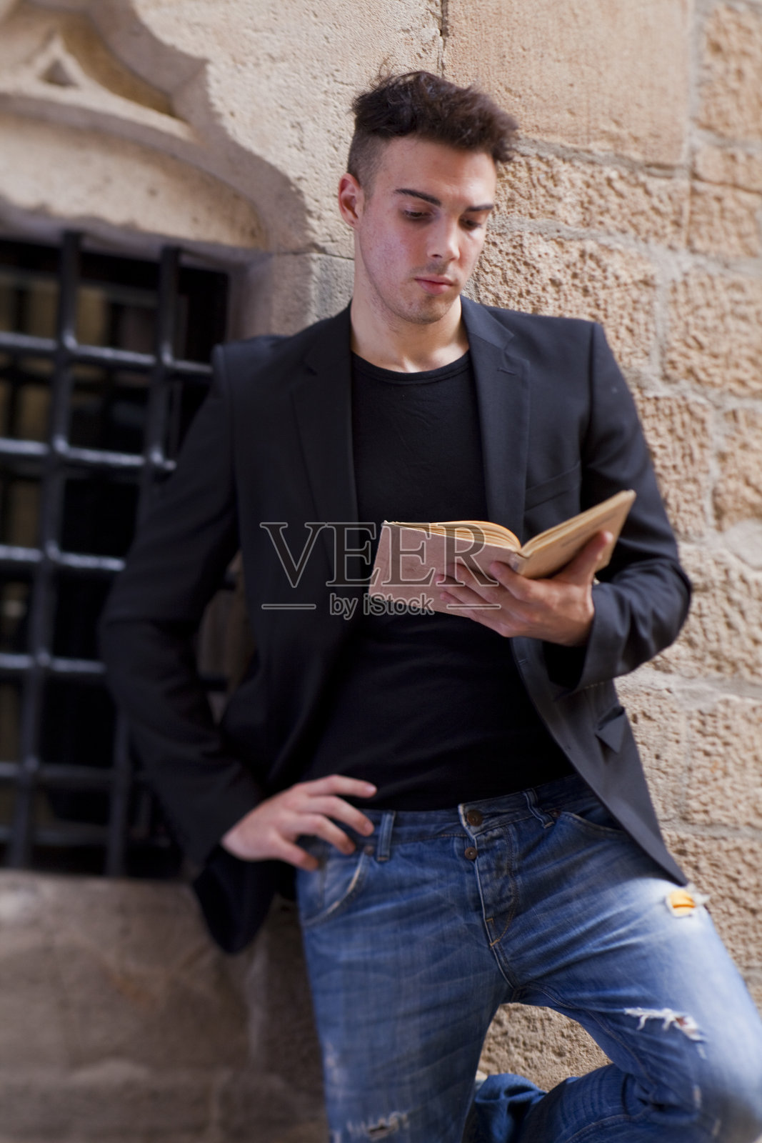 年轻人在读一本书照片摄影图片