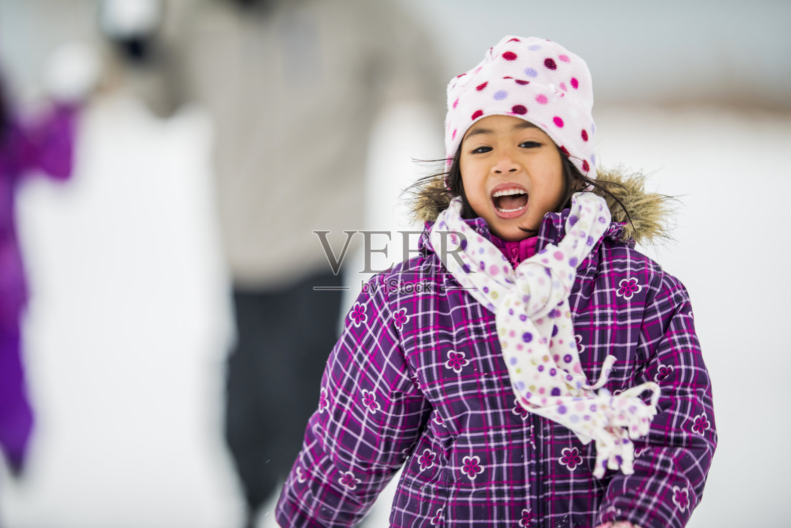 冬天阖家欢乐照片摄影图片