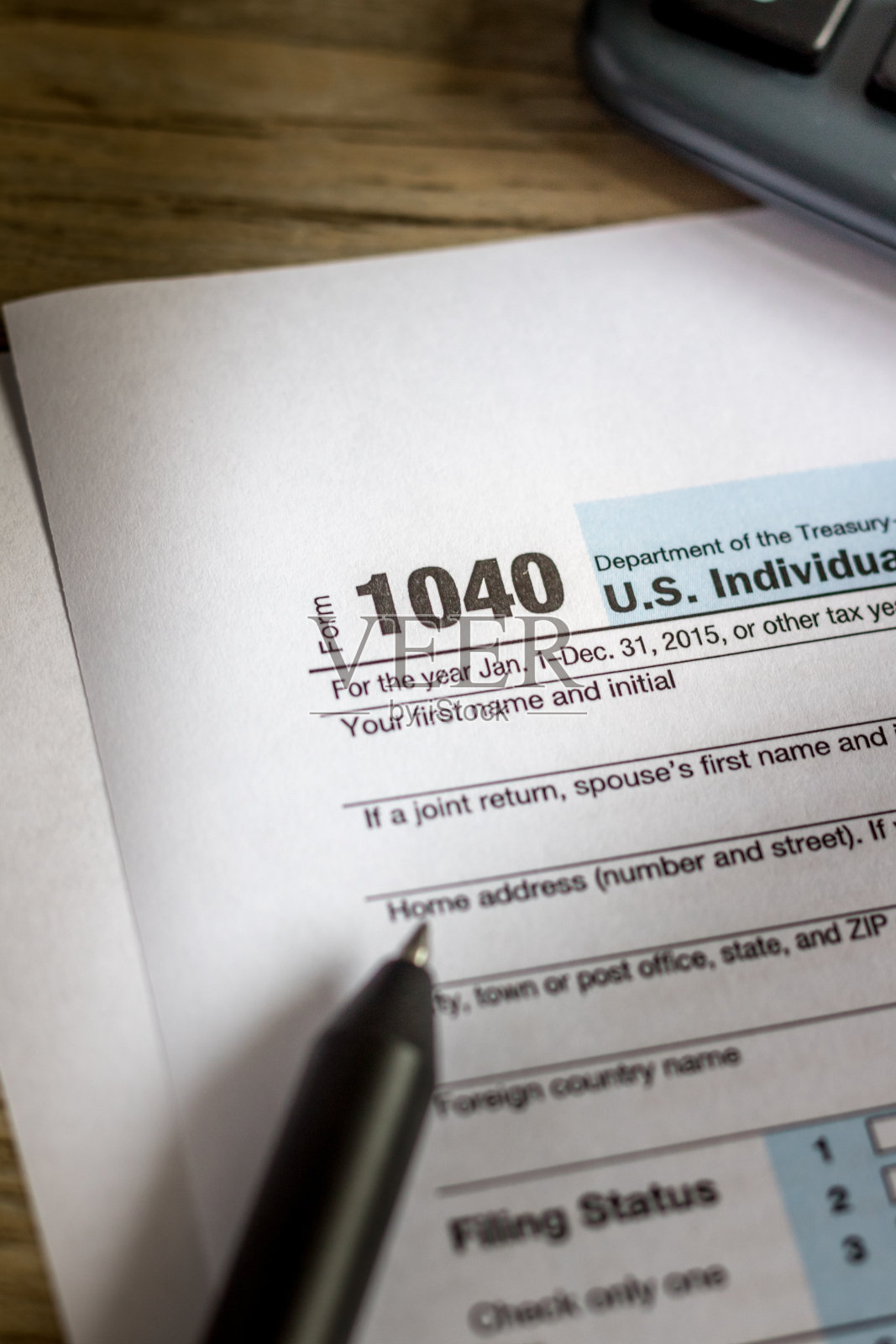 填写税单照片摄影图片