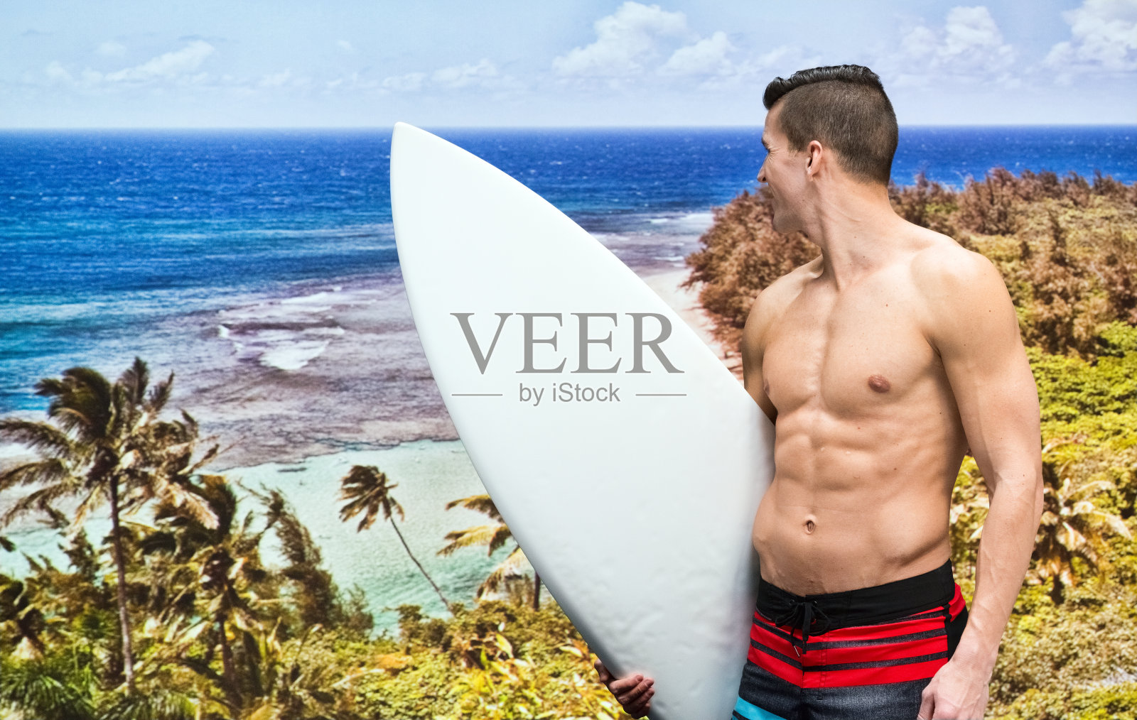 赤膊冲浪者看海洋照片摄影图片