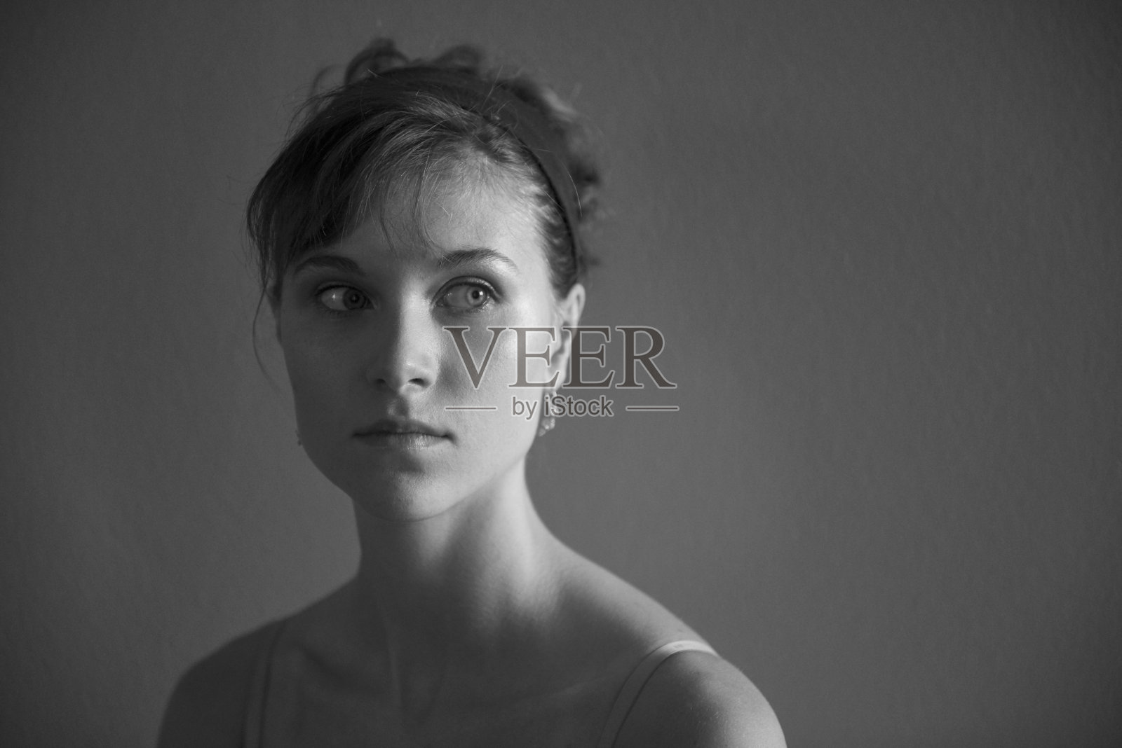 黑白相间的漂亮年轻芭蕾舞者的肖像照片摄影图片