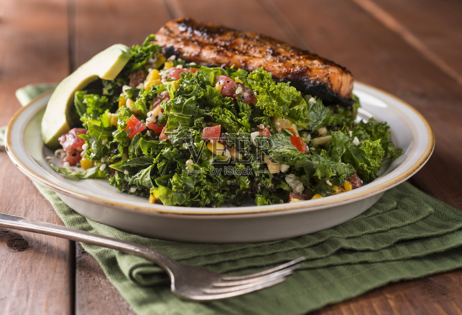 鲑鱼甘蓝沙拉照片摄影图片