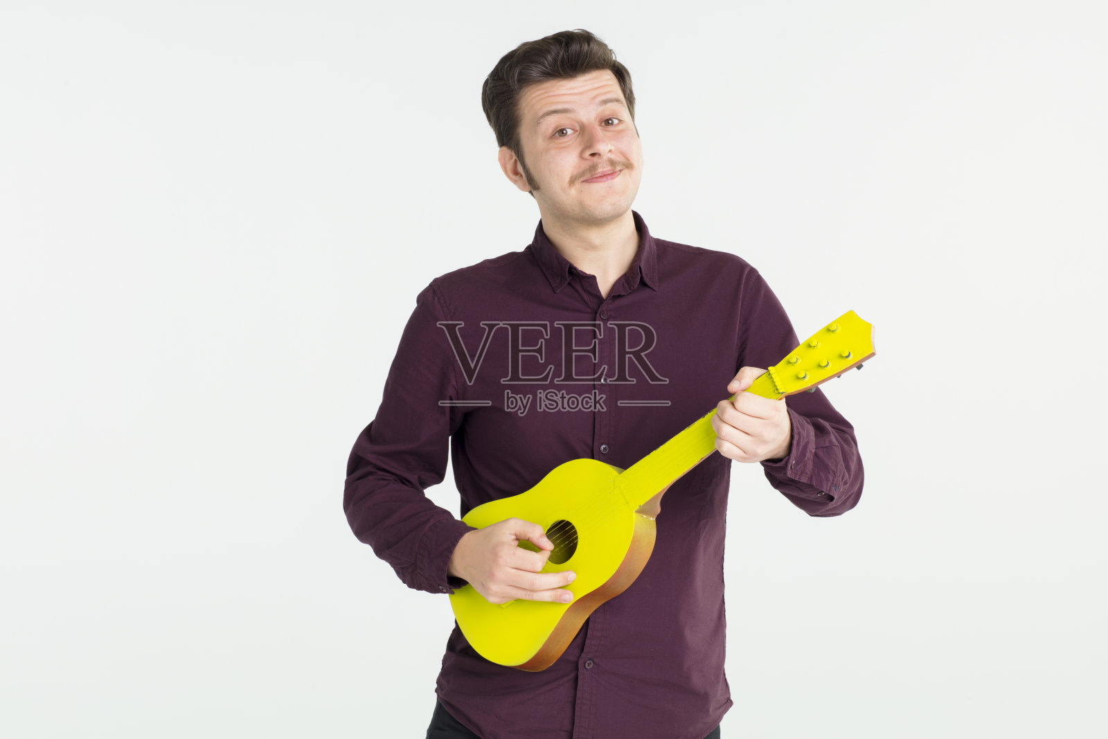 年轻人在弹黄色吉他照片摄影图片