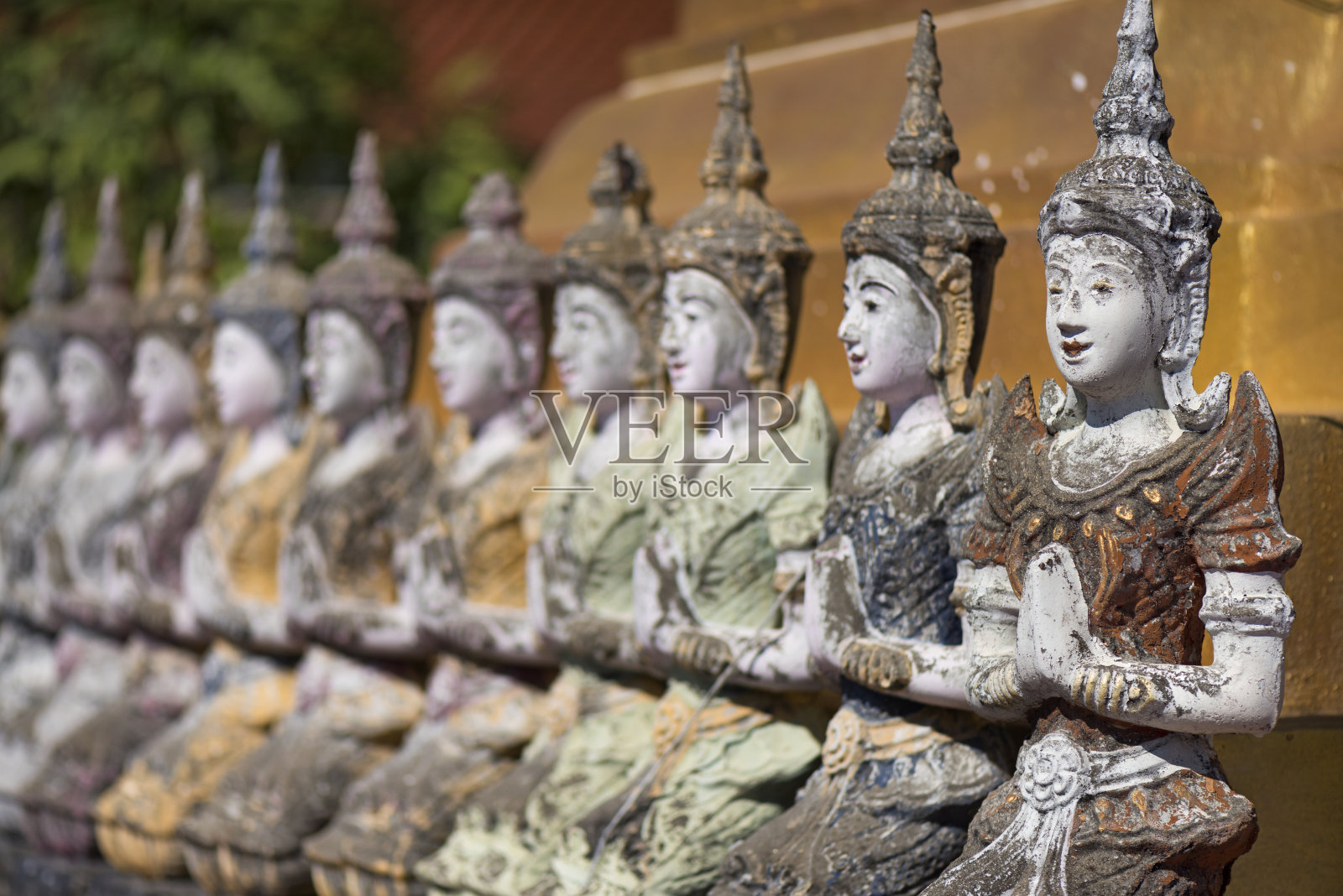 一排和尚造像照片摄影图片