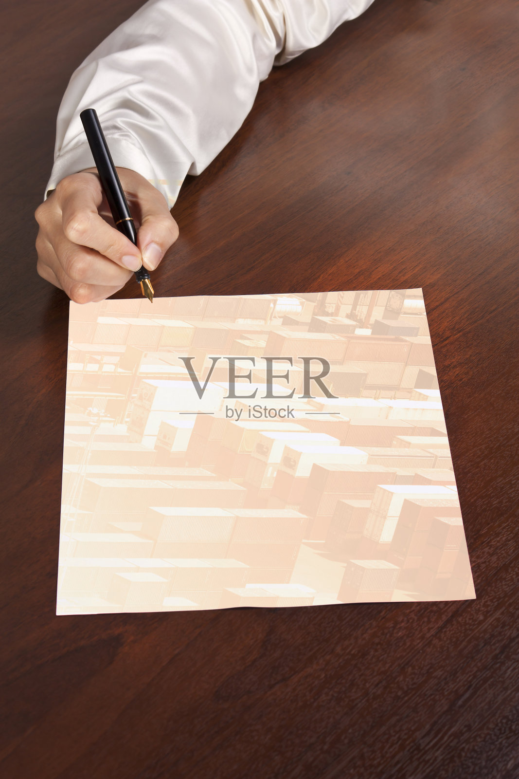 桌上有多张曝光纸照片摄影图片