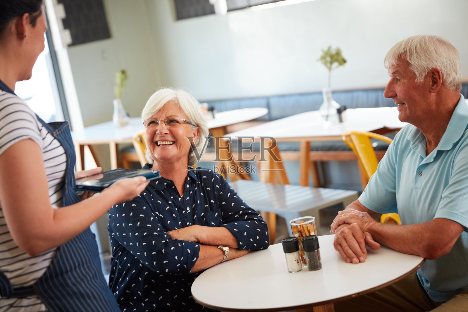 我们将为退休人员提供特价服务照片摄影图片