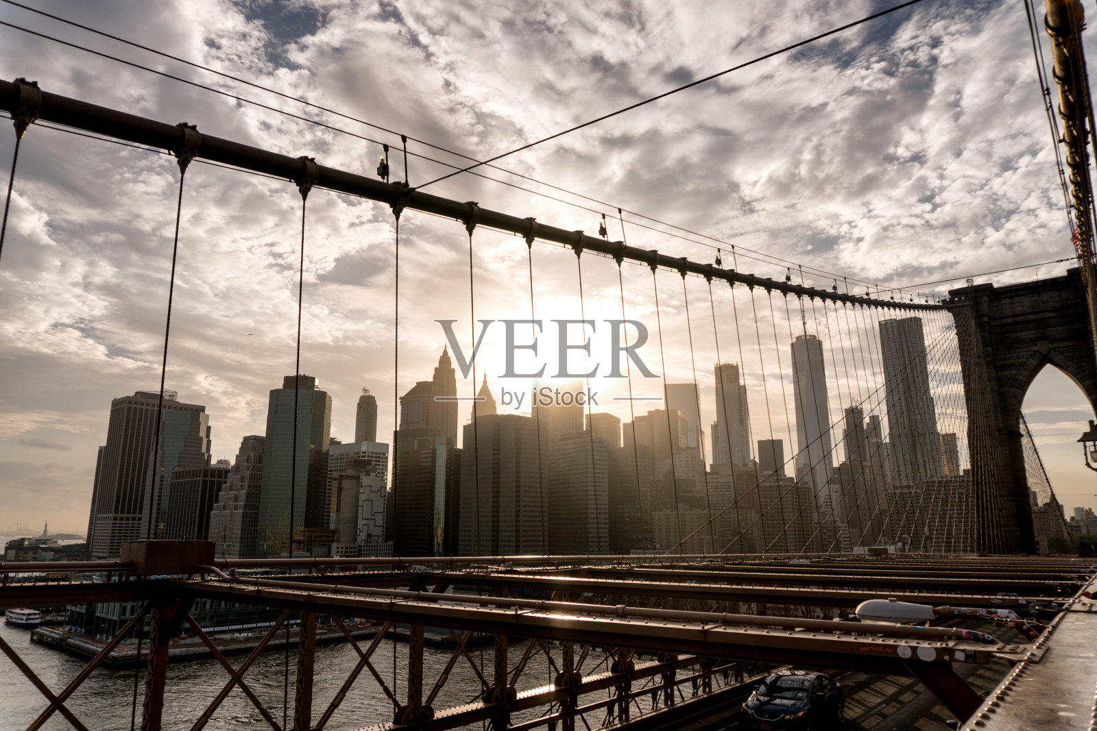 布鲁克林大桥上的曼哈顿天际线照片摄影图片