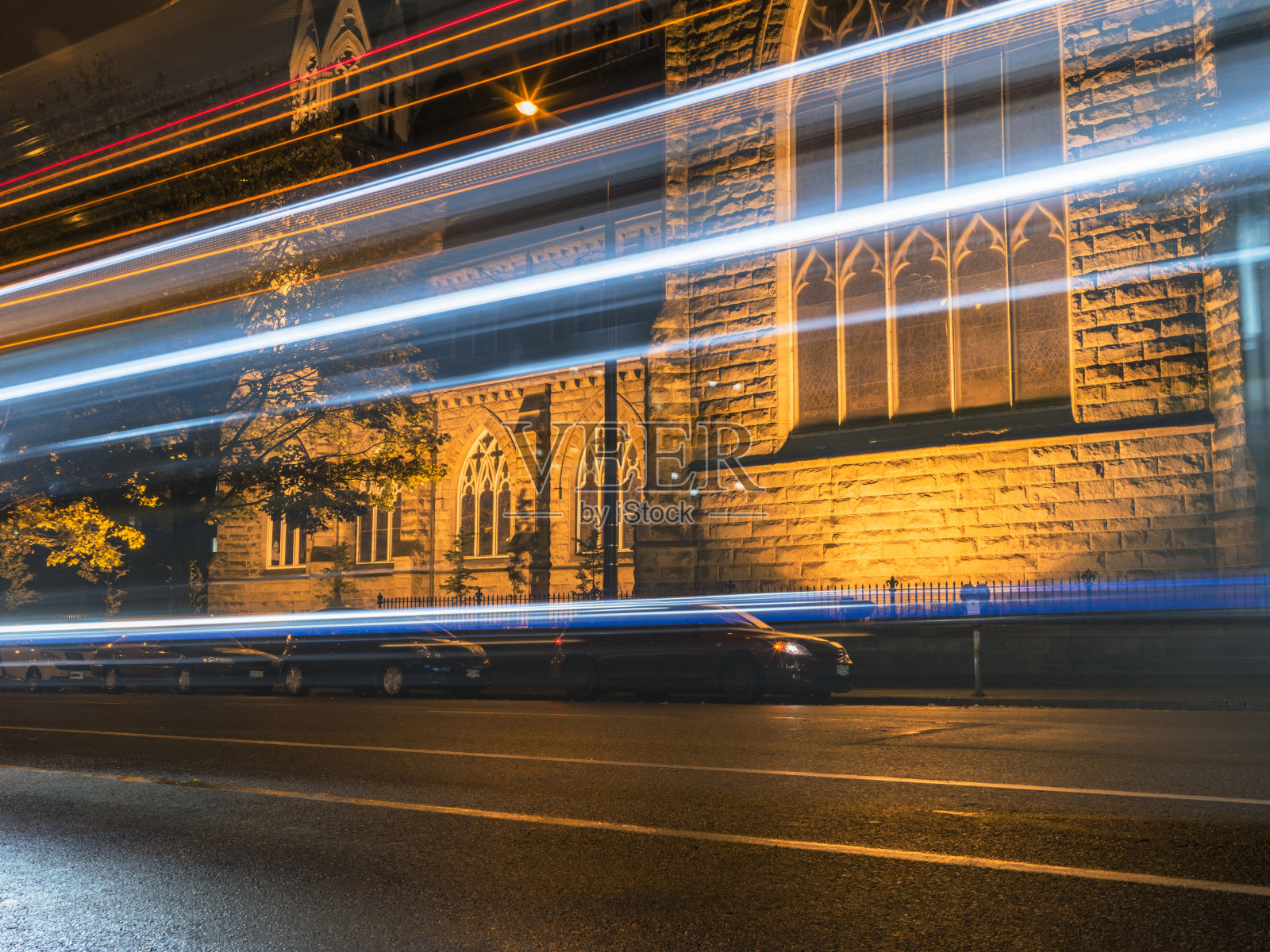 加拿大温哥华圣玫瑰大教堂前的交通小道照片摄影图片