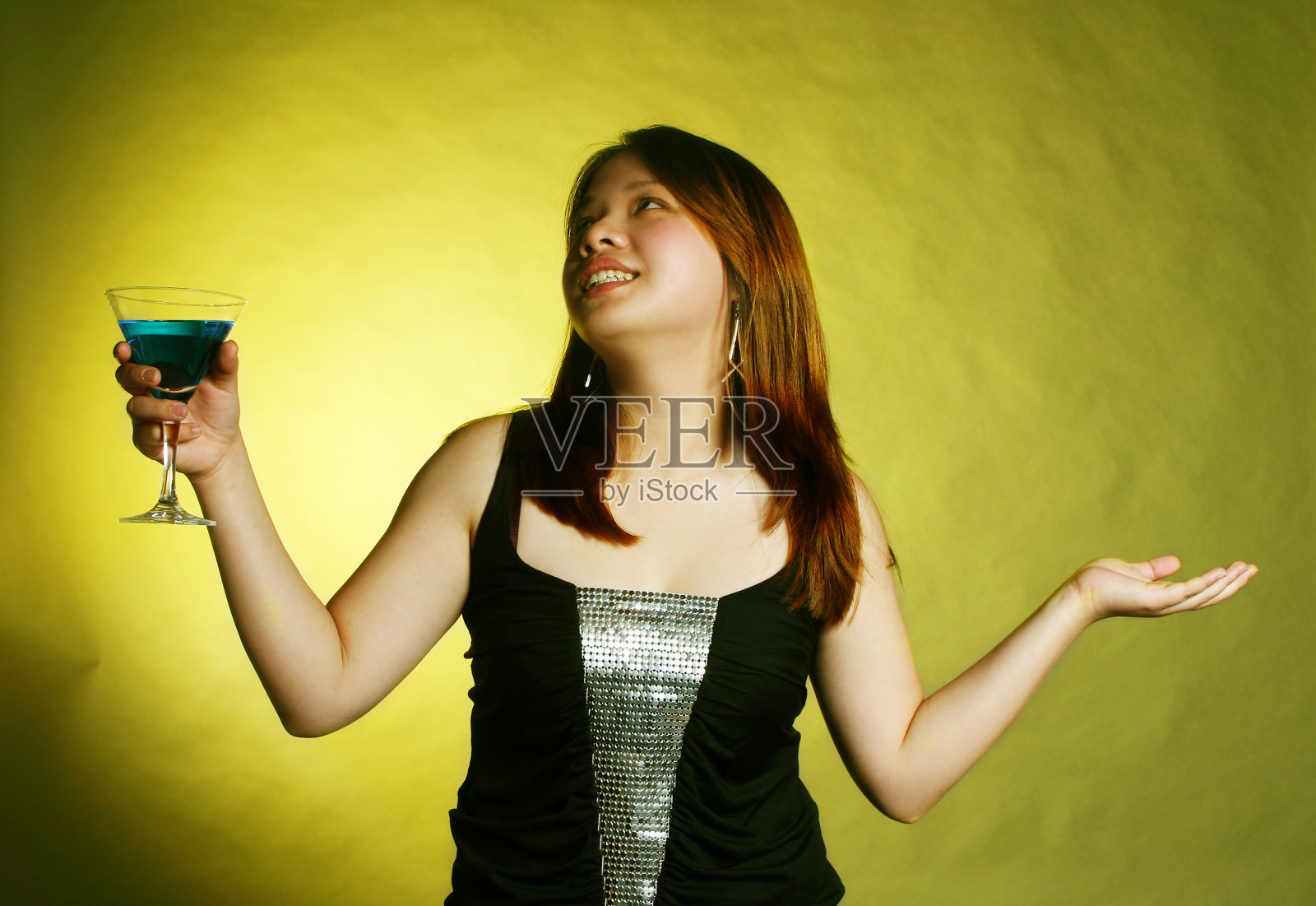 亚洲女性喝鸡尾酒照片摄影图片