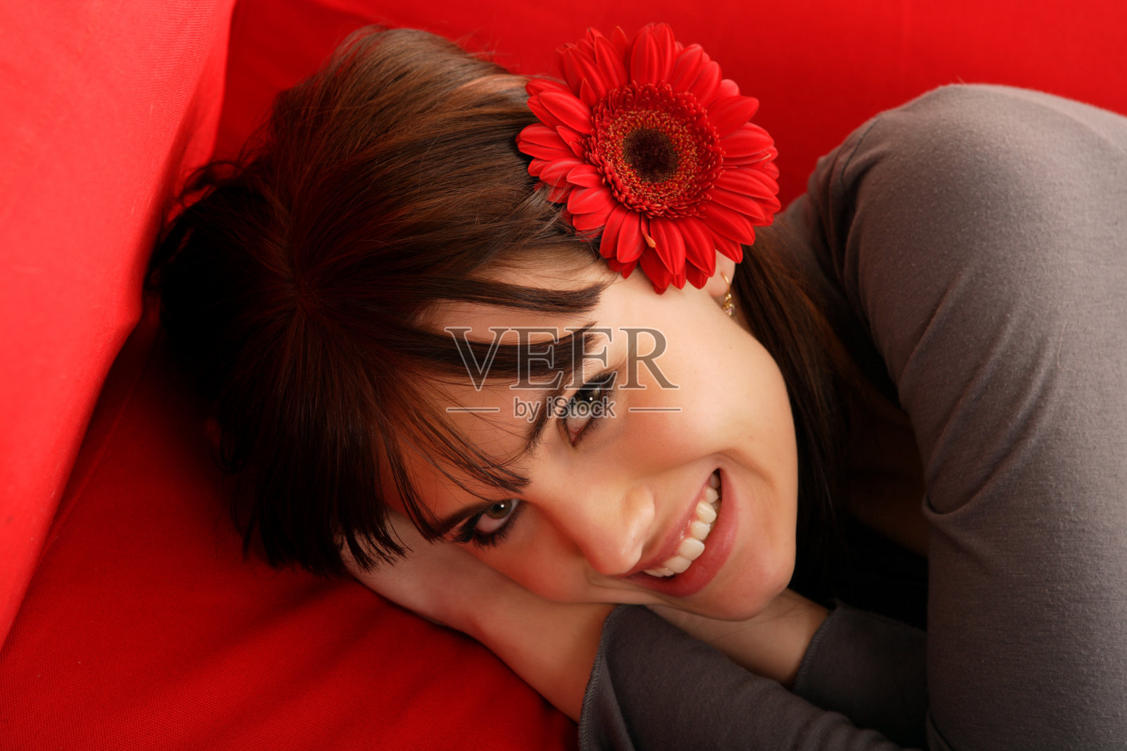 红色沙发上美照片摄影图片