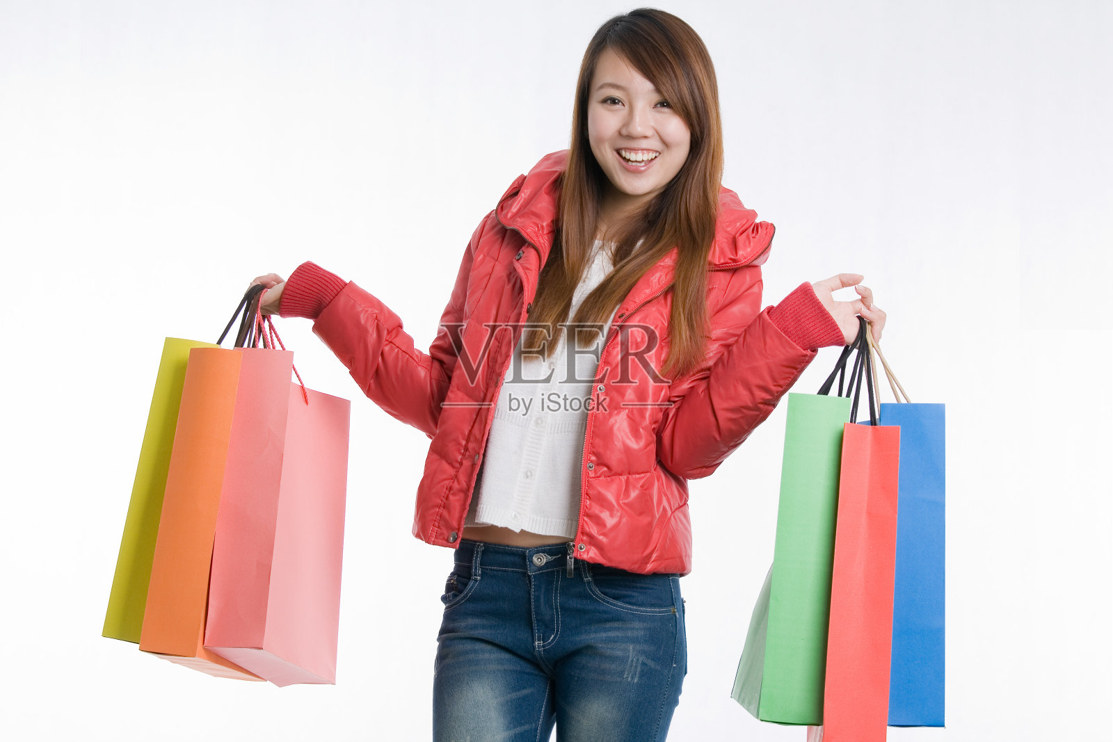 漂亮的年轻女人拿着购物袋照片摄影图片