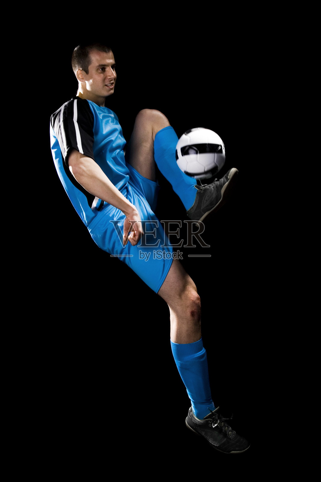 侧面的年轻白人男子足球运动员照片摄影图片