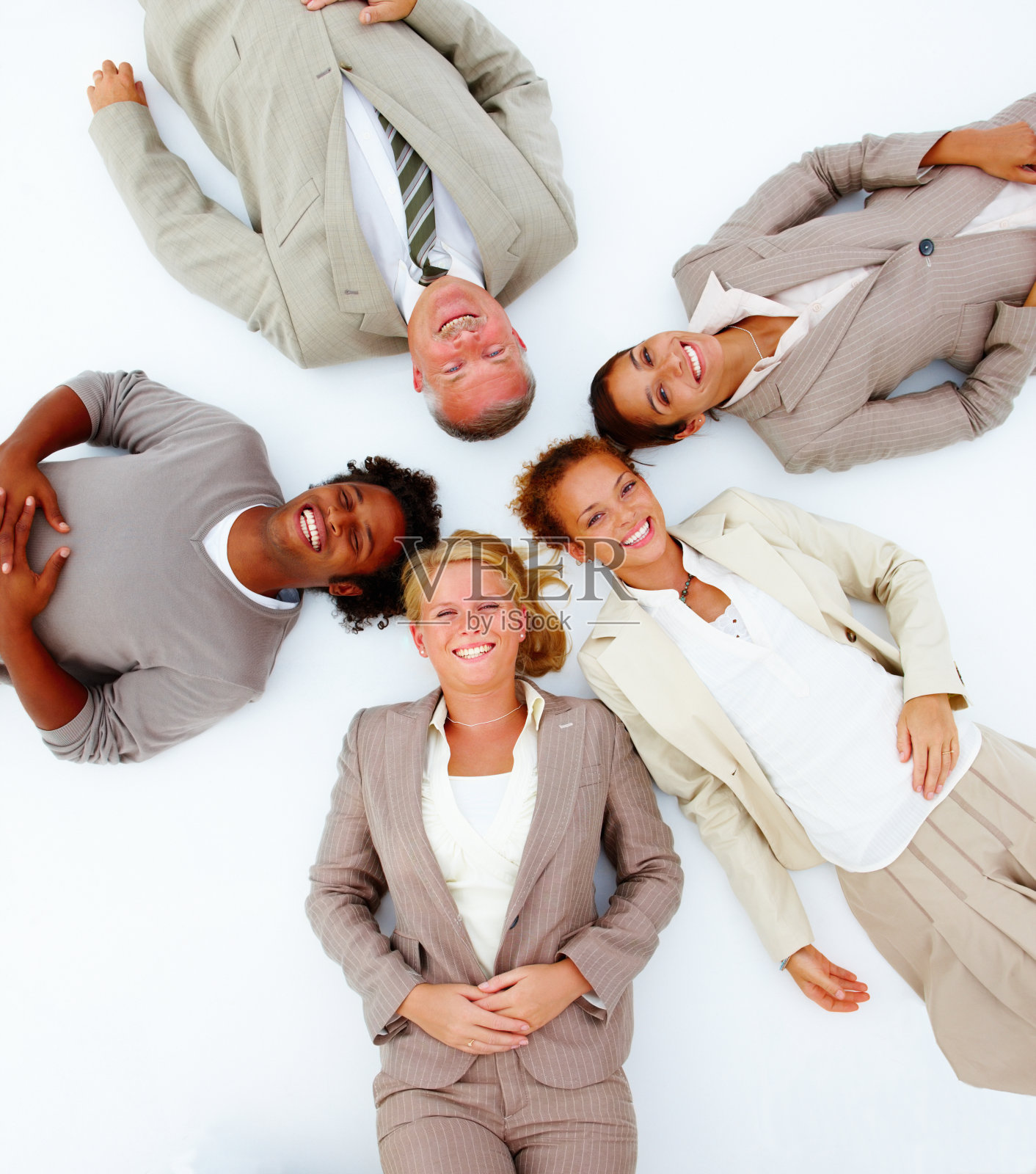 一群商人躺在白色的背景上照片摄影图片