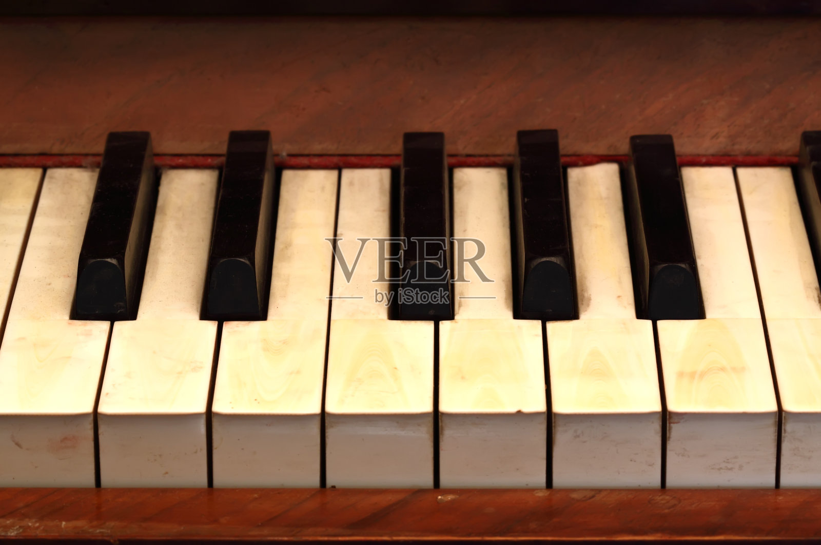 老钢琴键盘的特写照片摄影图片