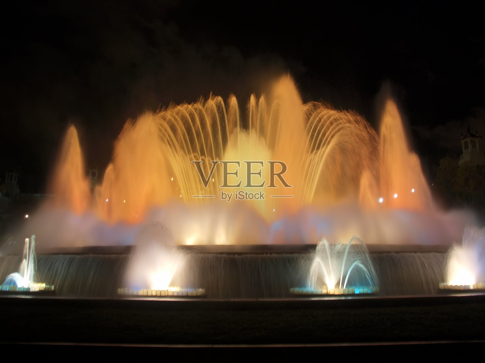 晚上的蒙尤克喷泉照片摄影图片