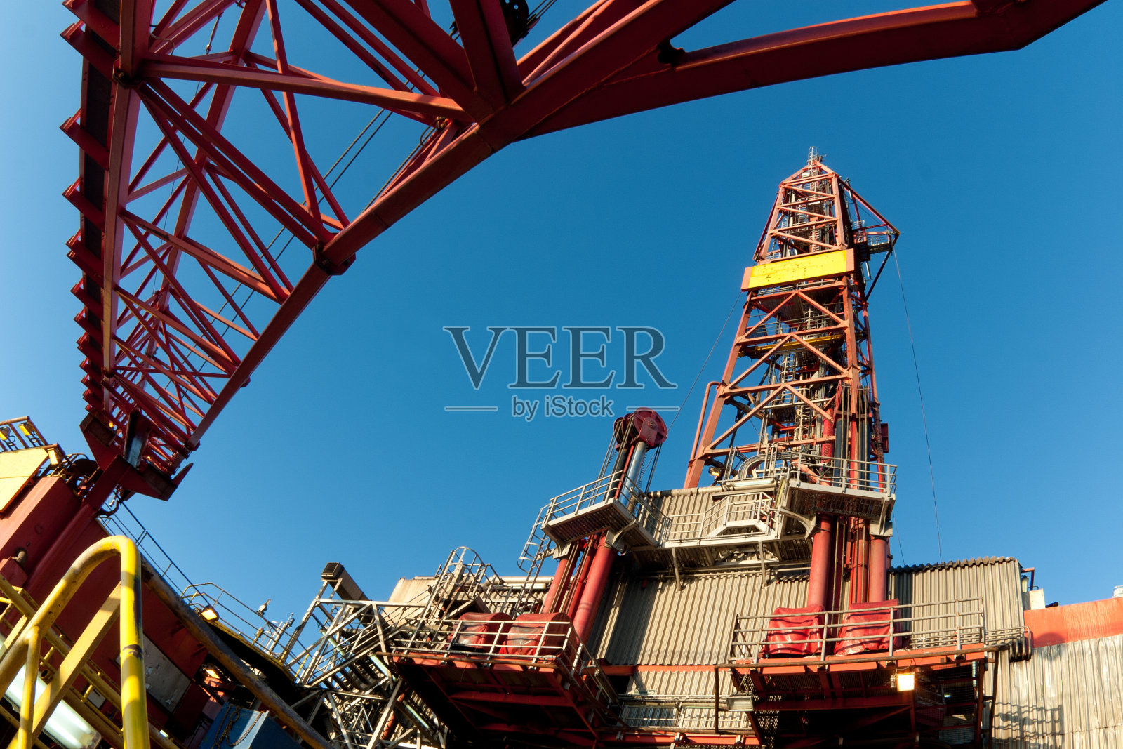 石油钻机起重机和井架塔架照片摄影图片