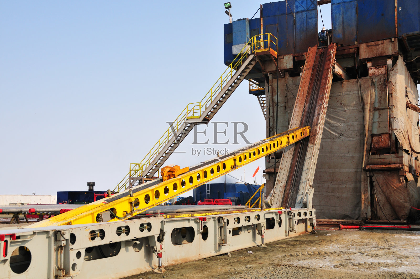 石油工业。自动钻杆提升器照片摄影图片