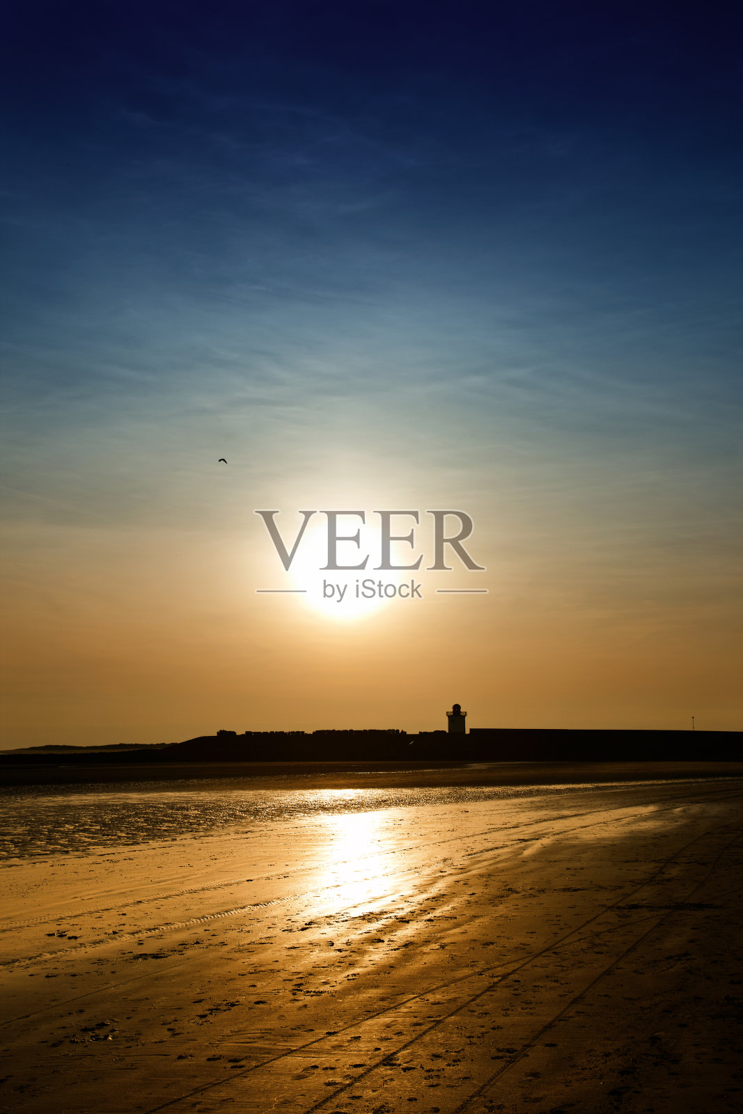 日落时的伯里港灯塔和港口照片摄影图片