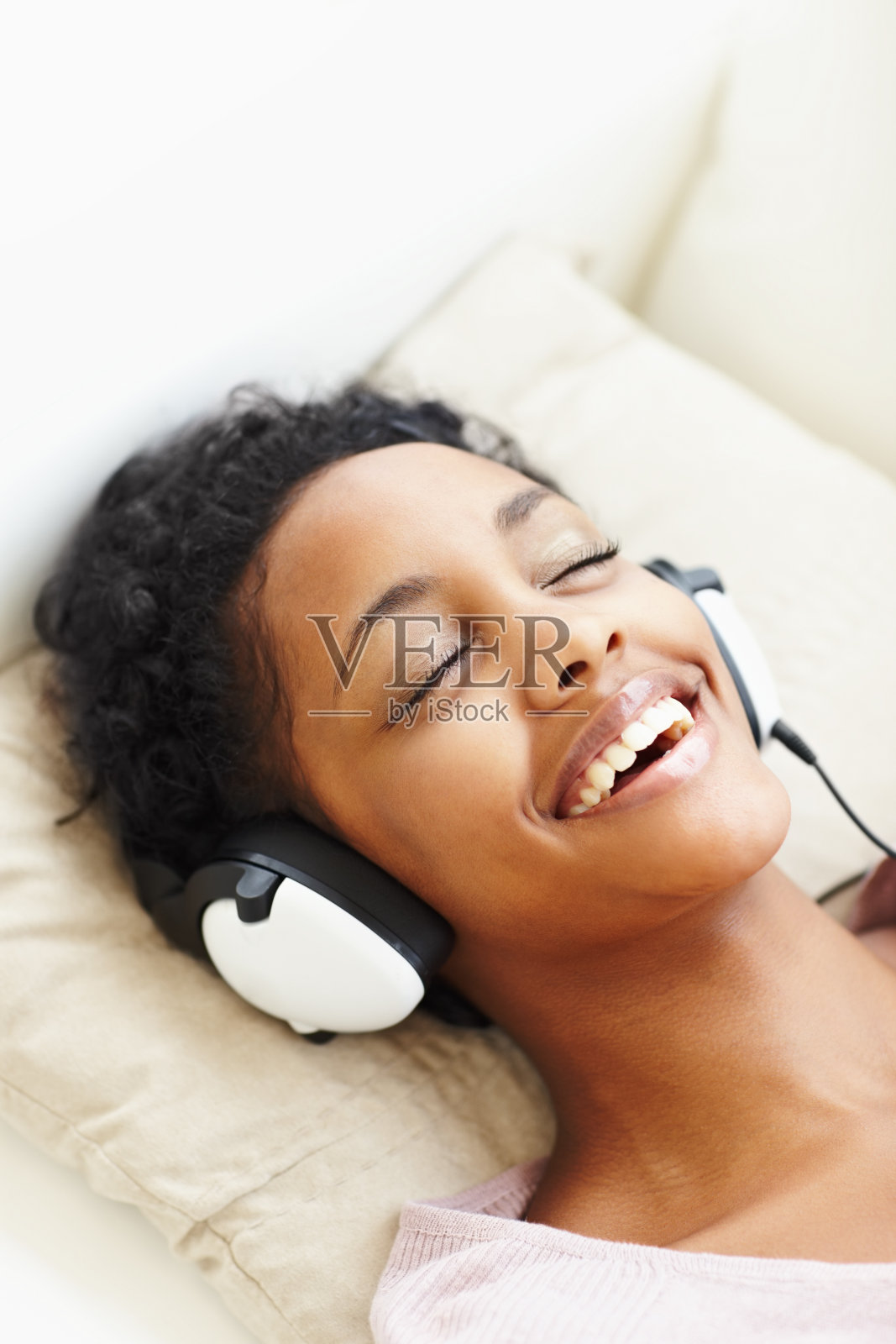 听音乐的快乐小姐照片摄影图片