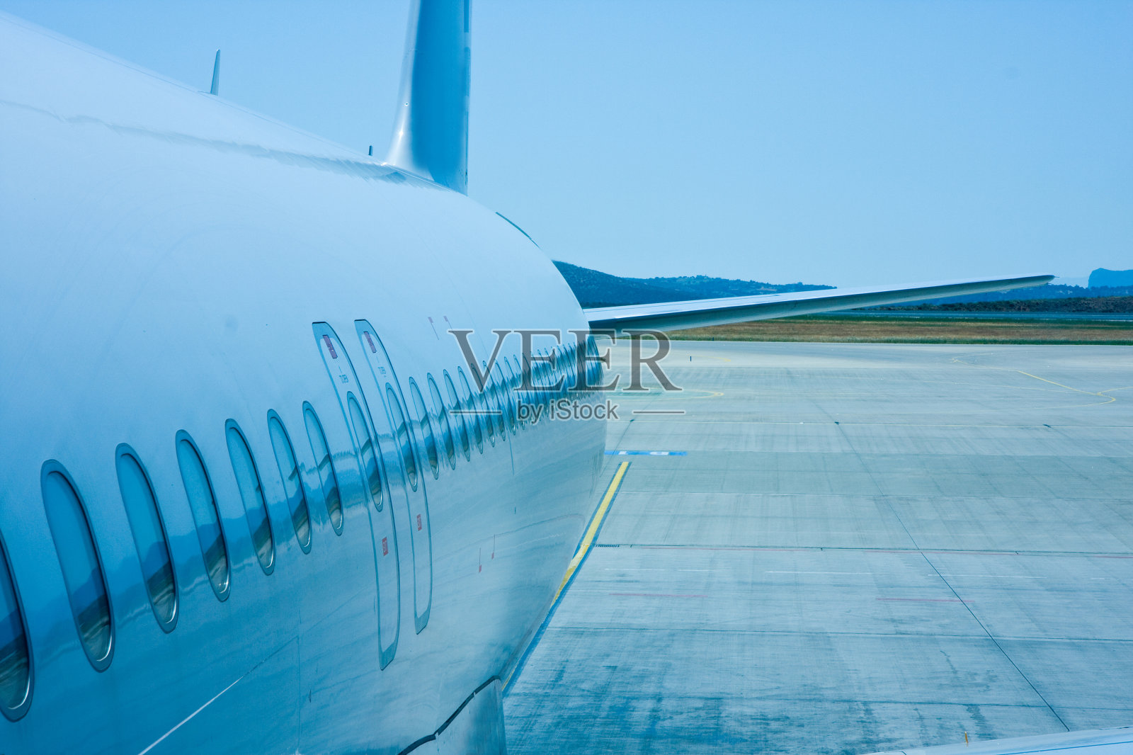 蓝色飞机在等待位置照片摄影图片