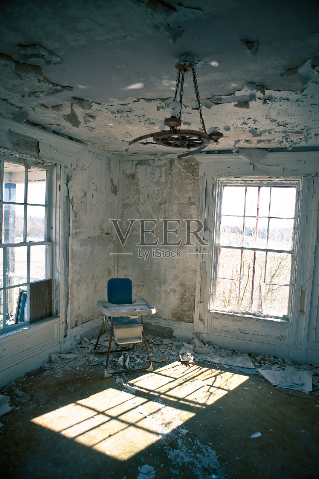 废弃的高脚椅子照片摄影图片