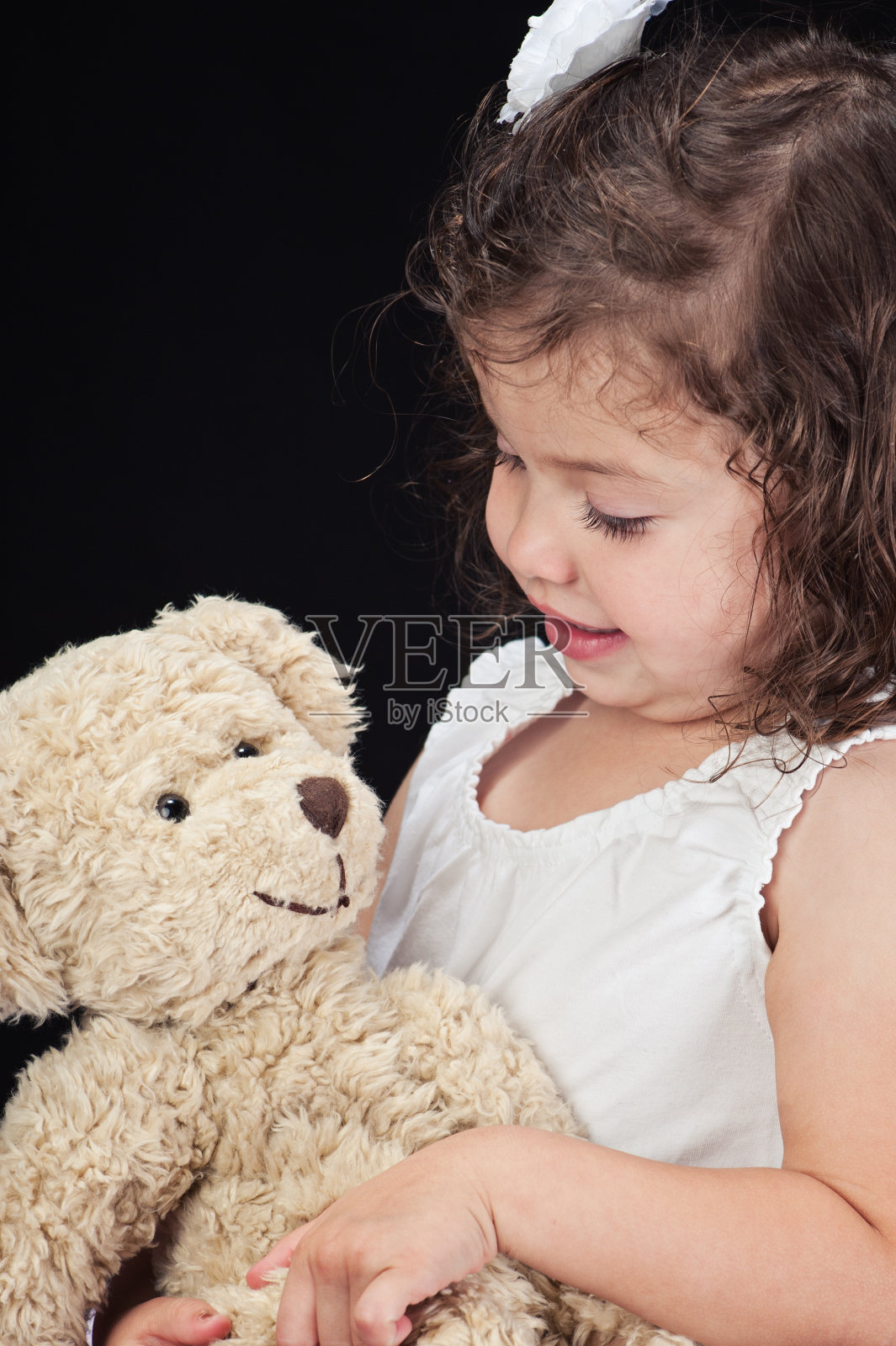 可爱的黑头发棕色眼睛小女孩和泰迪熊照片摄影图片