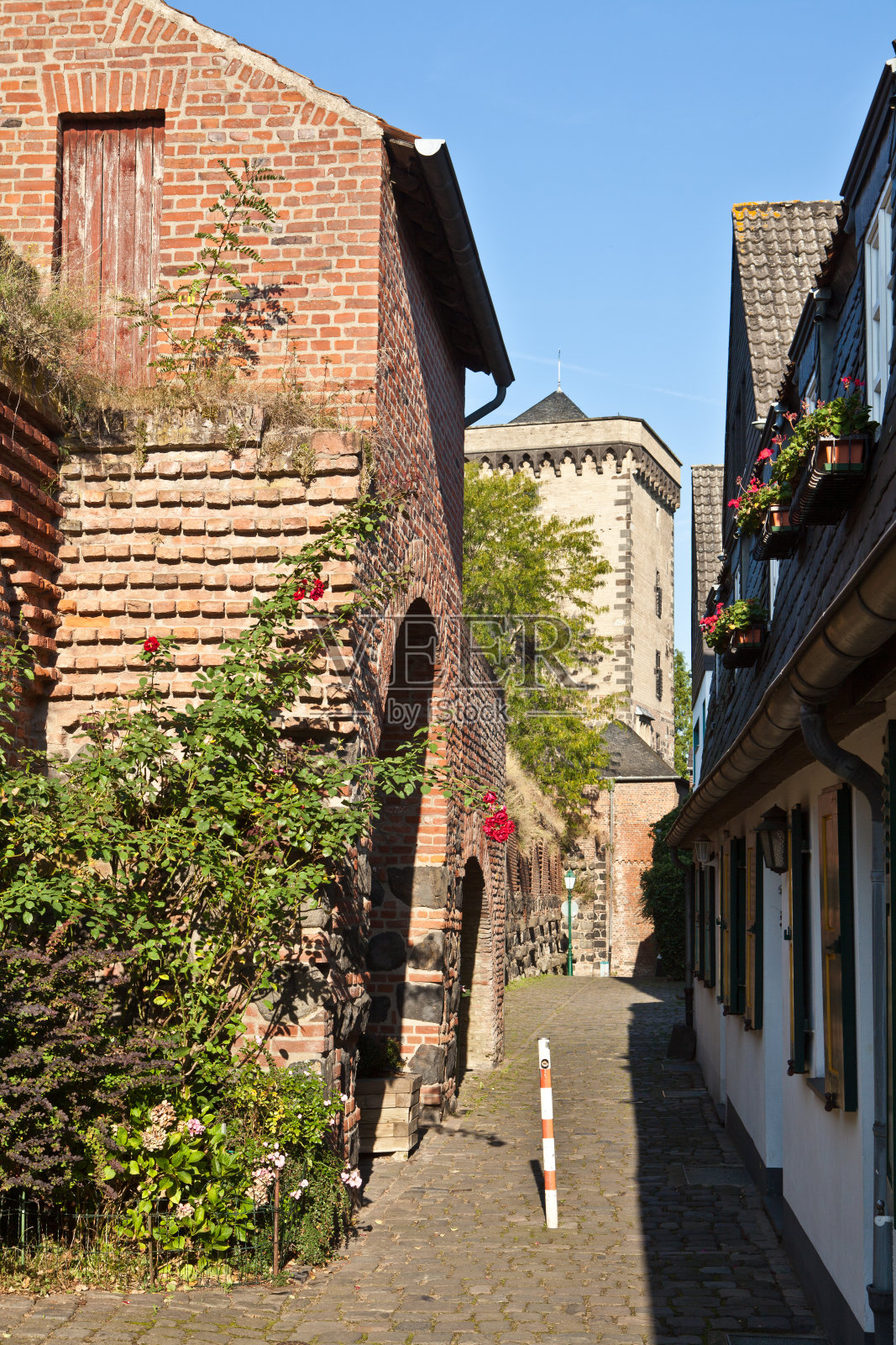 中世纪小镇的小巷照片摄影图片