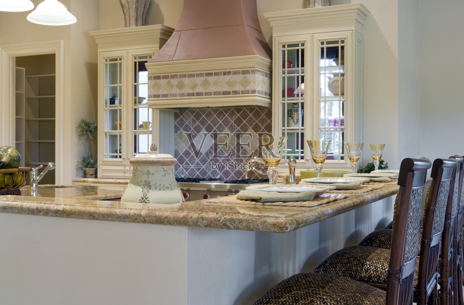 在酒吧里照片摄影图片