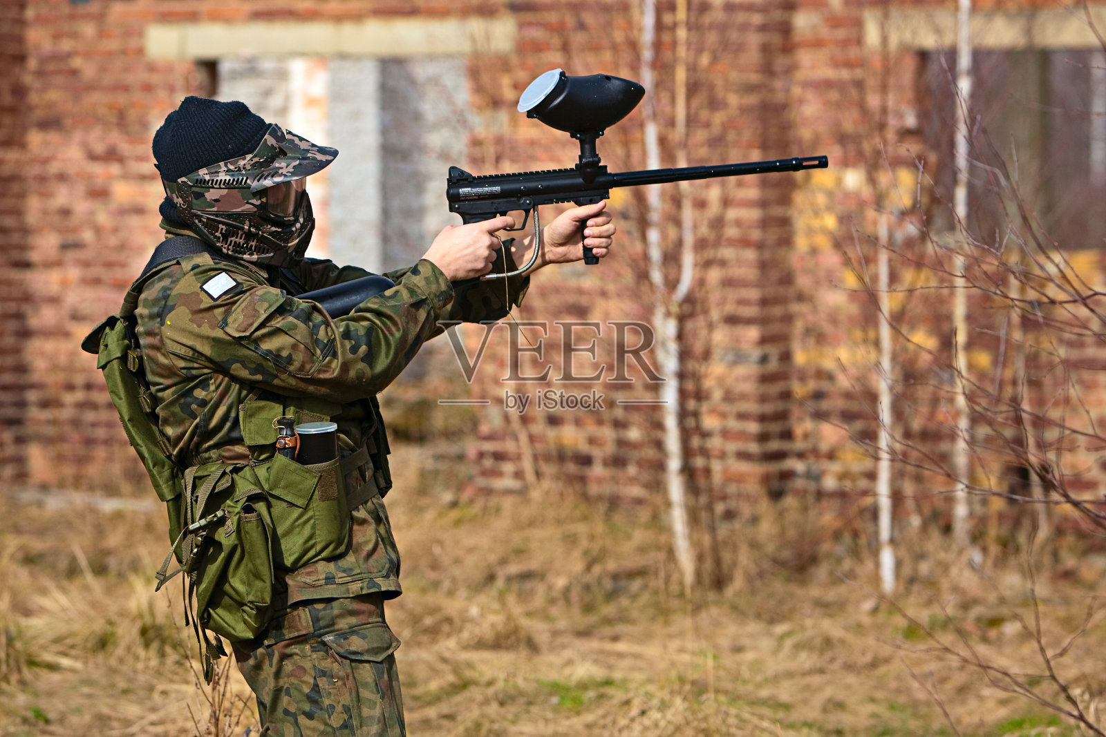 彩弹射击运动员照片摄影图片